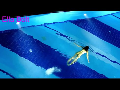 ❤️ Enweghị m ike ịkwụsị ikiri, nwa okoro na-acha odo odo jidere ka ọ na-egwu mmiri ịgba ọtọ na ọdọ mmiri ELLA BOLT ☑ Anal video ️❤